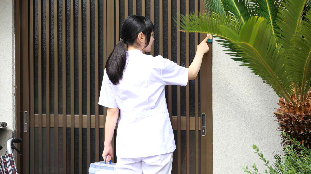 訪問サービスのスタッフが玄関のチャイムを押す様子